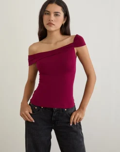 Cuthbe Off the Shoulder Twist Top in Burgundy