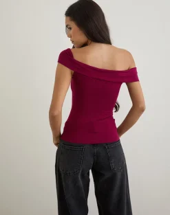 Cuthbe Off the Shoulder Twist Top in Burgundy