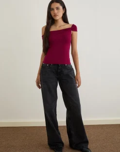 Cuthbe Off the Shoulder Twist Top in Burgundy