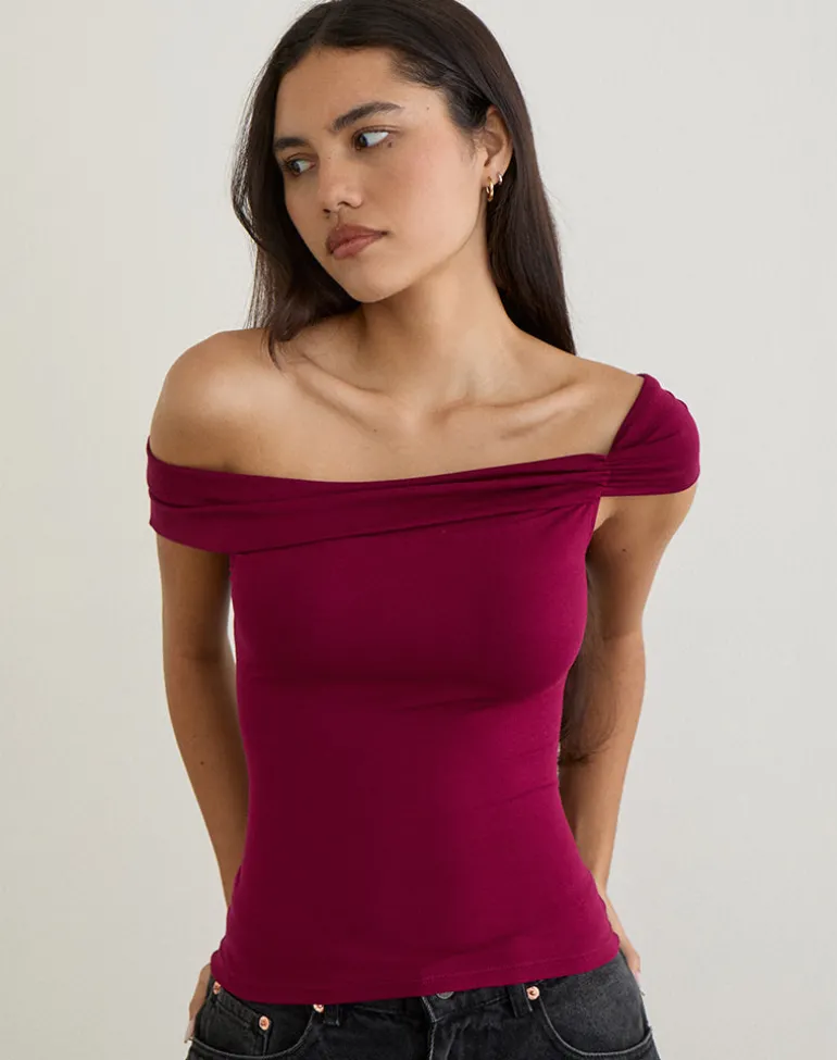 Cuthbe Off the Shoulder Twist Top in Burgundy
