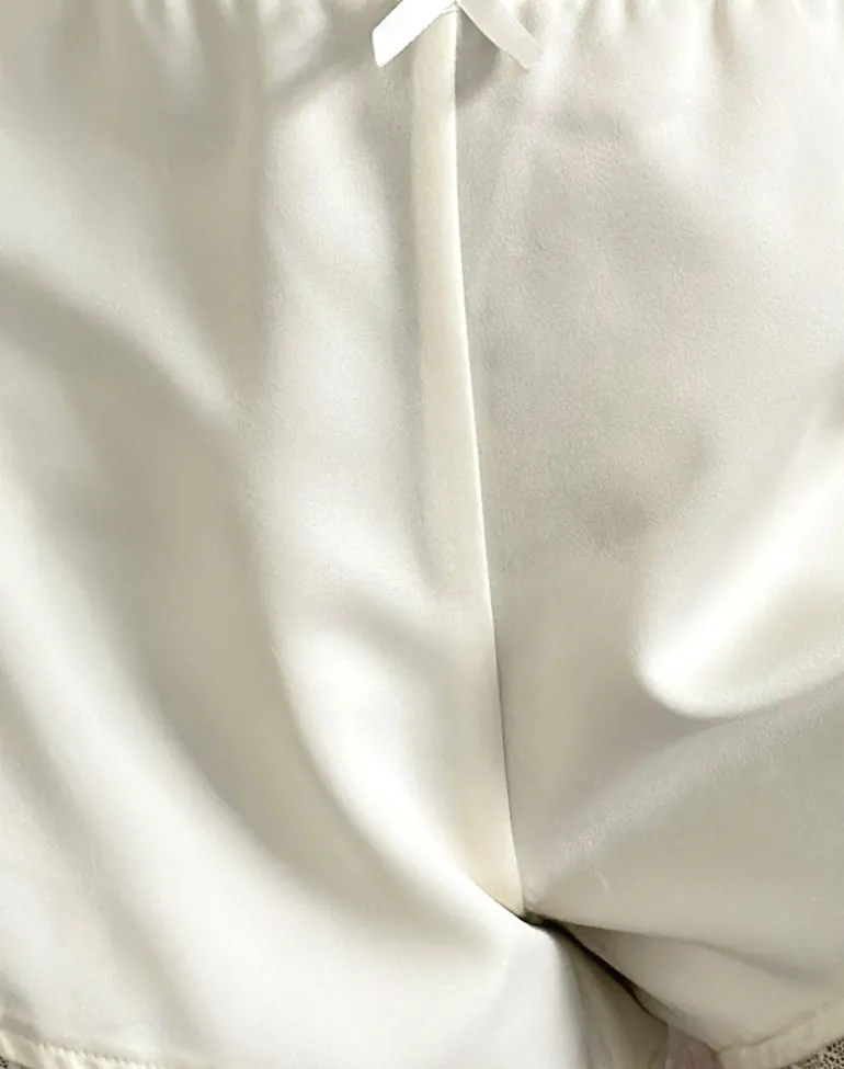 Deba Shorts in Satin Ivory