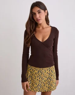Dulcet Ribbed Plunge Top in Chocolate Brown